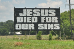 01.10.2013. Ārvalstīs: Kravas mašīnas šoferis izvieto reklāmas plakātus ar Bībeles frāzēm