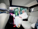 10.09.2012. Ārvalstīs: ‘Renault’ pāvestam Benediktam XVI ziedo elektromobiļus Popemobile