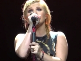 12.07.2013. Ārvalstīs: Kelija Klarksone koncerta laikā, kādu laiku pavada kopā ar to Kungu