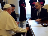 29.04.2014. Ukrainas Ministru prezidents no Romas pāvesta dāvanā saņem pildspalvu miera līguma parakstīšanai