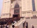 11.04.2014. Pretestība: Ķīnas kristieši veido dzīvo mūri un aizsargā baznīcu no valsts varas