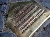 Rīgā asfaltā parādījušās piemiņas plāksnes, tiem, kuri glābuši ebrejus Otrā pasaules kara laikā