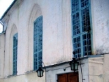 Straupes baznīcas vitrāžas ar nacionālu simboliku
