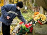 Ukrainā ticīgos mudina nenest uz kapiem plastmasas puķes un vainagus