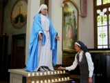 Nolikt svecīti pie Jaunavas Marijas statujas kājām?