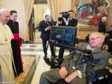 Roma/Vatikāns: Pontifikālās Zinātņu akadēmijas rīkotā tikšanās laikā pāvests svētīja Stīvenu Hokingu