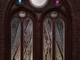 Doma baznīcā atklāj barikāžu laikam veltīto vitrāžu “Ar degsmi par brīvu Latviju”