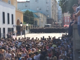 Maskava: Priesteris ielaiž templī no AMON bēgošos protestētājus un kopā aizlūdz par MIERU un MĪLESTĪBU