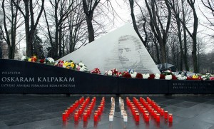 Foto: Tēlnieka Gļeba Panteļejeva piemineklis O. Kalpakam ”Pret straumi” Esplanādē Rīgā.